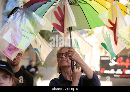 Fasano, Pouilles dans le sud de l'Italie. 14 juin 2024. Une femme proteste lors d'une manifestation anti-G7 à Fasano, dans les Pouilles, dans le sud de l'Italie, le 14 juin 2024. POUR ALLER AVEC 'Feature : manifestations contre le G7 organisées, soulignant la justice sociale, la paix mondiale' crédit : Li Jing/Xinhua/Alamy Live News Banque D'Images