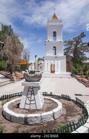 Atacama, Chili - 1er décembre 2023 : clocher colonial historique de l'église Iglesia de San Lucas, Tocanao Banque D'Images