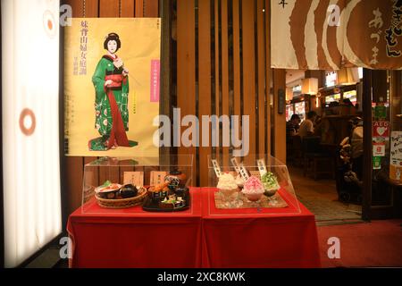 Répliques en plastique de la nourriture japonaise typique, également appelé 'sampuru' dans un restaurant du quartier d'Asakusa à Tokyo, au Japon Banque D'Images