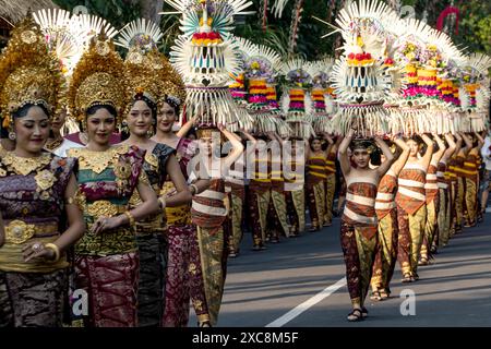 Denpasar, Indonésie. 15 juin 2024. Défilé des artistes lors du Bali Arts Festival 2024 à Denpasar, Bali, Indonésie, le 15 juin 2024. Cette année, le Bali Arts Festival a lieu du 15 juin au 13 juillet. Crédit : Dicky Bisinglasi/Xinhua/Alamy Live News Banque D'Images