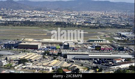 Vue aérienne de l'aéroport de Malaga avec la ville de Malaga et les montagnes en arrière-plan, Espagne Banque D'Images