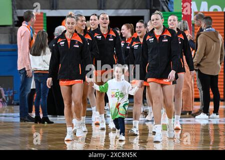 15 juin 2024 ; Ken Rosewall Arena, Sydney, NSW, Australie : Suncorp Super Netball, Giants versus Adelaide Thunderbirds ; les Giants marchent sur le terrain Banque D'Images