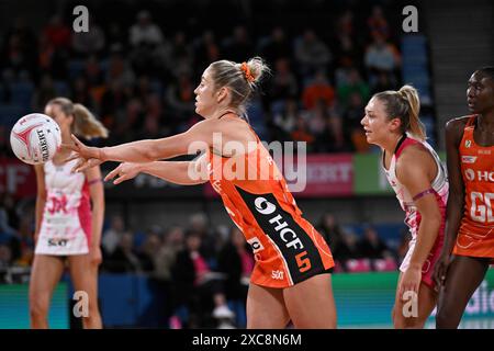 15 juin 2024 ; Ken Rosewall Arena, Sydney, NSW, Australie : Suncorp Super Netball, Giants versus Adelaide Thunderbirds ; Jamie-Lee Price des Giants passe le ballon Banque D'Images