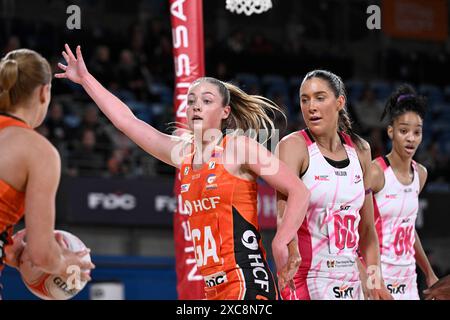 15 juin 2024 ; Ken Rosewall Arena, Sydney, NSW, Australie : Suncorp Super Netball, Giants versus Adelaide Thunderbirds ; Sophie Dwyer des Giants appelle au ballon Banque D'Images