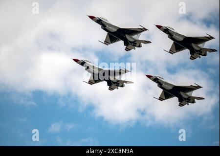 Les Thunderbirds de l'US Air Force s'entraînent avant le Columbus Airshow au-dessus de la base de la garde nationale aérienne de Rickenbacker, Ohio, le 13 juin 2024. Le 121st Air Ref Banque D'Images