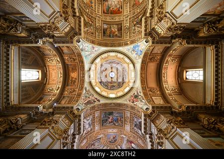 Rome, Italie - 31 août 2023 : intérieur de la Basilique Sant'Andrea della Valle à Rome, Italie. Banque D'Images