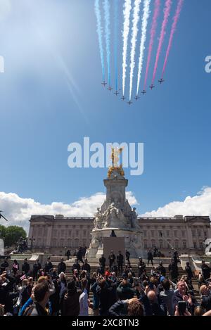 The Mall, Westminster, Londres, Royaume-Uni. 15 juin 2024. La famille royale, des bandes et des troupes massives sont rentrées dans le Mall après Horse Guards Parade pour la Trooping of the Colour Ceremony, également connue sous le nom de King’s Birthday Parade. Le Flypast de l’anniversaire du roi a mis fin à l’événement, avec les flèches rouges de la RAF survolant le palais de Buckingham et le Victoria Memorial Banque D'Images