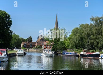 Bateaux sur rivière et équipés Helen's Church en arrière-plan, Abingdon-on-Thames, Oxfordshire Banque D'Images