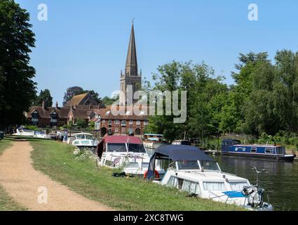 Bateaux sur rivière et équipés Helen's Church en arrière-plan, Abingdon-on-Thames, Oxfordshire Banque D'Images