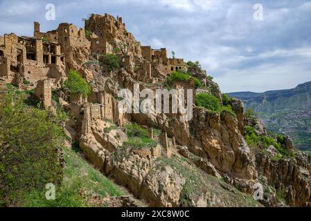 Les vestiges des maisons d'un village abandonné sur fond de montagnes. Gamsutl. Daghestan, Russie Banque D'Images