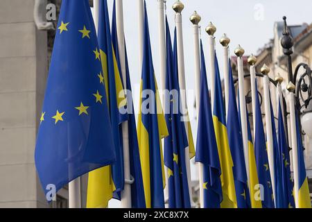 Drapeaux de l'Ukraine et de l'Union européenne sur des mâts de drapeau près du bureau du président de l'Ukraine. Kiev Banque D'Images