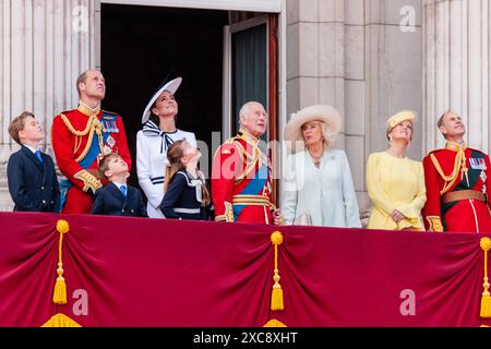 Trooping the Colour, The Kings’s Birthday Parade, Londres, Royaume-Uni. 15 juin 2024. Leurs Altesses Royales, le prince et la princesse de Galles, les princes George et Louis, et la princesse Charlotte apparaissant sur le balcon du palais de Buckingham avec sa Majesté le roi Charles III et la reine Camilla avec Sophie et Edward, duc et duchesse d'Édimbourg, pour regarder le survol pour conclure cette année Trooping the Colour. Crédit : Amanda Rose/Alamy Live News Banque D'Images