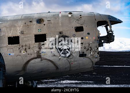 Le DC plane abandonné sur la plage de Solheimasandur est une destination incontournable pour tous ceux qui explorent les paysages accidentés et les plages magnifiques de l'Islande. Banque D'Images