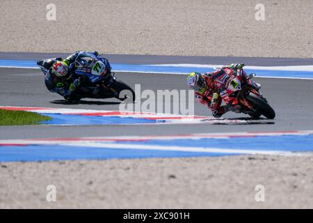 Misano Adriatico, Italie. 15 juin 2024. (1) Alvaro Bautista d'Espagne de Aruba.it Ducati Team, pilote Ducati Panigale V4R et (77) Dominique Aegerter de Suisse de GYTR GRT Yamaha WorldSBK Team, pilote Yamaha YZF R1 en action lors du Championnat du monde FIM Motul Superbike - Tissot Superpole course 1 de l'Emilia Romagna Round sur le circuit mondial Marco Simoncelli à Misano Adriatico le 15 juin 2024 à Misano Adriatico, Rimini, Italie. Crédit : Agence photo indépendante/Alamy Live News Banque D'Images