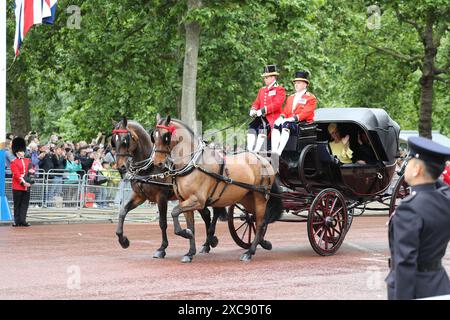 Londres, Royaume-Uni. 15 juin 2024. Trooping de la couleur. En juin de chaque année, Trooping the Colour, également connu sous le nom de « The King's Birthday Parade », a lieu sur Horse Guards Parade à Londres. Avec sa Majesté le Roi prenant le salut Trooping la couleur est le point culminant du calendrier cérémonial avec plus de 1400 officiers et hommes, deux cents chevaux et les fanfares de marche de la Division de la maison sur le défilé. Edward et Sophie, le duc et la duchesse d'Édimbourg voyagent avec Lady Louise Windsor pour les célébrations de l'anniversaire du roi. Crédit : Uwe Deffner/Alamy Live News Banque D'Images