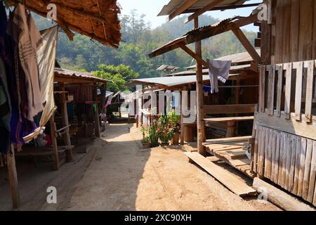 Maisons de réfugiés Kayan dans le village ethnique à col long de Huay pu Keng dans la province de Mae Hong son dans le nord-ouest de la Thaïlande, près du Bor birman Banque D'Images