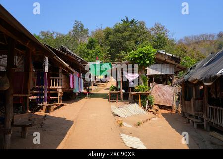 Maisons de réfugiés Kayan dans le village ethnique à col long de Huay pu Keng dans la province de Mae Hong son dans le nord-ouest de la Thaïlande, près du Bor birman Banque D'Images