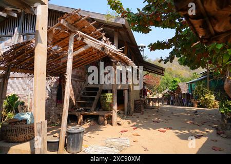 Maisons de réfugiés Kayan dans le village ethnique à col long de Huay pu Keng dans la province de Mae Hong son dans le nord-ouest de la Thaïlande, près du Bor birman Banque D'Images