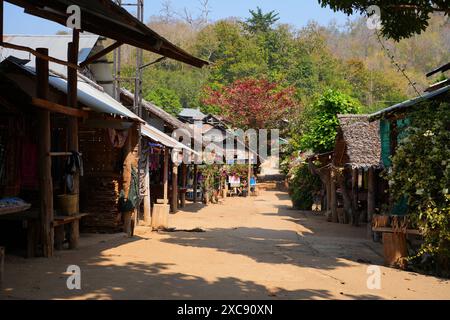 Maisons de réfugiés Kayan dans le village ethnique à col long de Huay pu Keng dans la province de Mae Hong son dans le nord-ouest de la Thaïlande, près du Bor birman Banque D'Images