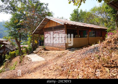 Maisons de réfugiés Kayan dans le village ethnique à col long de Huay pu Keng dans la province de Mae Hong son dans le nord-ouest de la Thaïlande, près du Bor birman Banque D'Images