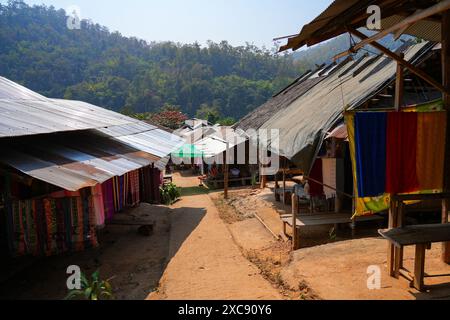 Maisons de réfugiés Kayan dans le village ethnique à col long de Huay pu Keng dans la province de Mae Hong son dans le nord-ouest de la Thaïlande, près du Bor birman Banque D'Images