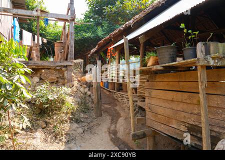 Maisons de réfugiés Kayan dans le village ethnique à col long de Huay pu Keng dans la province de Mae Hong son dans le nord-ouest de la Thaïlande, près du Bor birman Banque D'Images