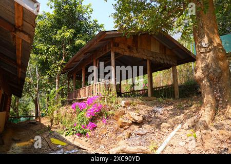 Maisons de réfugiés Kayan dans le village ethnique à col long de Huay pu Keng dans la province de Mae Hong son dans le nord-ouest de la Thaïlande, près du Bor birman Banque D'Images