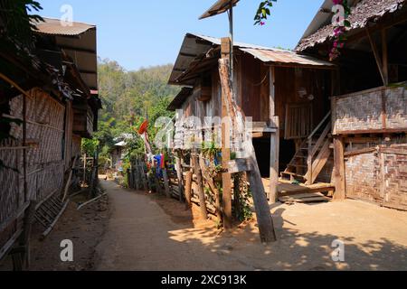 Maisons de réfugiés Kayan dans le village ethnique à col long de Huay pu Keng dans la province de Mae Hong son dans le nord-ouest de la Thaïlande, près du Bor birman Banque D'Images