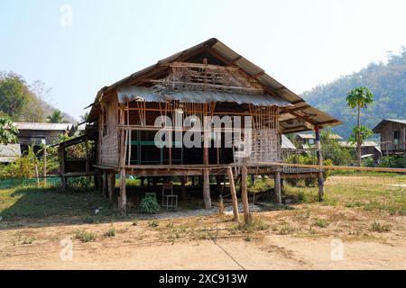 Maisons de réfugiés Kayan dans le village ethnique à col long de Huay pu Keng dans la province de Mae Hong son dans le nord-ouest de la Thaïlande, près du Bor birman Banque D'Images