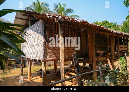 Maisons de réfugiés Kayan dans le village ethnique à col long de Huay pu Keng dans la province de Mae Hong son dans le nord-ouest de la Thaïlande, près du Bor birman Banque D'Images