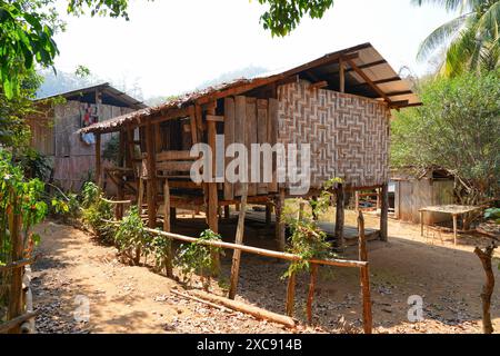 Maisons de réfugiés Kayan dans le village ethnique à col long de Huay pu Keng dans la province de Mae Hong son dans le nord-ouest de la Thaïlande, près du Bor birman Banque D'Images