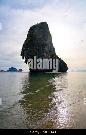 Îlot karstique calcaire de Ko rang Nok couvert de forêt tropicale vu de la plage de la grotte de Phra Nang sur la péninsule de Railay dans la province de Krabi, Thaïlande Banque D'Images