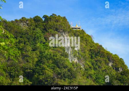 Pagode perchée du Wat Tham Suea, le temple de la grotte du tigre de Krabi dans le sud de la Thaïlande Banque D'Images