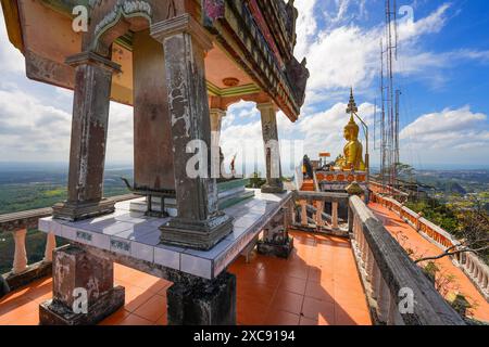 Pagode perchée du temple Wat Tham Suea aka Tiger Cave de Krabi dans le sud de la Thaïlande Banque D'Images