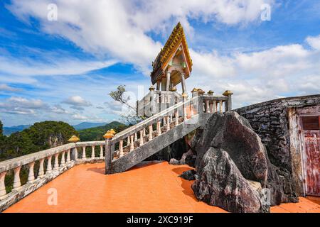 Pagode perchée du temple Wat Tham Suea aka Tiger Cave de Krabi dans le sud de la Thaïlande Banque D'Images