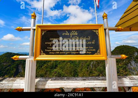 Signe de félicitations à la pagode perchée du temple Wat Tham Suea aka Tiger Cave de Krabi dans le sud de la Thaïlande Banque D'Images