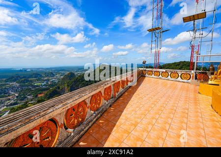 Pagode perchée du temple Wat Tham Suea aka Tiger Cave de Krabi dans le sud de la Thaïlande Banque D'Images