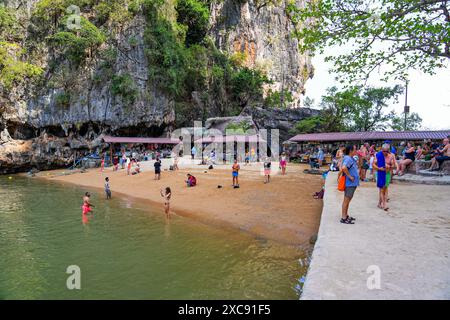 Plage bondée de Khao Phing Kan aka James Bond Island dans le parc national d'Ao Phang Nga près de Phuket dans la mer d'Andaman, Thaïlande, Asie du Sud-est Banque D'Images