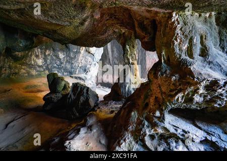 Grotte naturelle dans les montagnes karstiques calcaires de Khao Phing Kan aka James Bond Island dans le parc national d'Ao Phang Nga près de Phuket dans la mer d'Andaman Banque D'Images