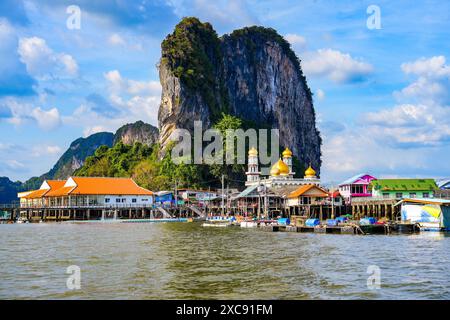 Village de pêcheurs flottant de Koh Panyee fait de maisons sur pilotis dans la baie de Phang Nga parmi les falaises calcaires karstiques de la mer d'Andaman, Thaïlande Banque D'Images