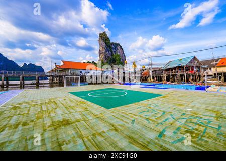 Terrain de football flottant dans le village de pêcheurs de Koh Panyee fait de maisons sur pilotis dans la baie de Phang Nga, mer d'Andaman, Thaïlande Banque D'Images