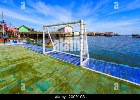 Terrain de football flottant dans le village de pêcheurs de Koh Panyee fait de maisons sur pilotis dans la baie de Phang Nga, mer d'Andaman, Thaïlande Banque D'Images