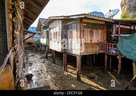 Maisons sur pilotis dans le village de pêcheurs flottant de Koh Panyee, suspendues au-dessus des eaux de la mer d'Andaman dans la baie de Phang Nga, en Thaïlande Banque D'Images