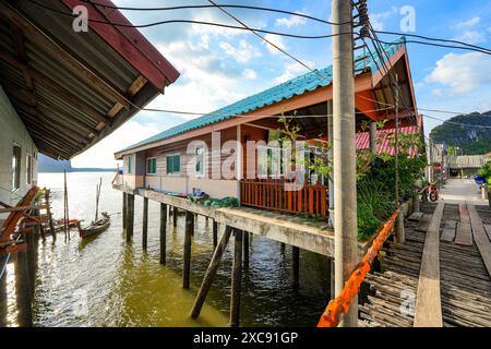 Maison sur pilotis dans le village de pêcheurs flottant de Koh Panyee, suspendue au-dessus des eaux de la mer d'Andaman dans la baie de Phang Nga, Thaïlande Banque D'Images