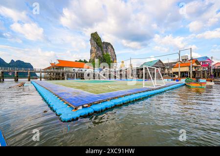 Terrain de football flottant dans le village de pêcheurs de Koh Panyee fait de maisons sur pilotis dans la baie de Phang Nga, mer d'Andaman, Thaïlande Banque D'Images