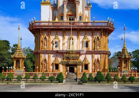 Façade du chedi (pagode) du Wat Chalong, un temple bouddhiste du 19ème siècle sur l'île de Phuket en Thaïlande, Asie du Sud-est Banque D'Images