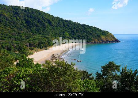 Vue aérienne de la baie de Bamboo Beach entourée de collines couvertes de jungle sur l'île de Koh Lanta dans la mer d'Andaman, province de Krabi, Thaïlande Banque D'Images