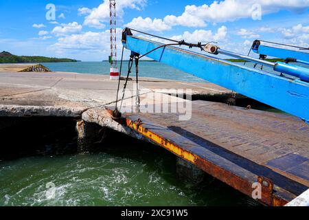 Pont-levis sur le ferry traversant la mer d'Andaman entre Koh Lanta Noi à Hua Hin Pier et Koh Lanta Yai à Khlong Mak Pier dans la province de Krabi, Tha Banque D'Images