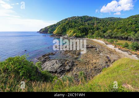 Plage rocheuse à marée basse dans le parc national de Mu Ko Lanta à la pointe sud de l'île de Koh Lanta Yai dans la mer d'Andaman, province de Krabi, Thaïlande Banque D'Images