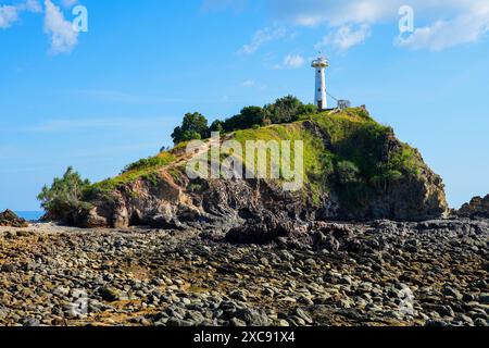 Phare au sommet d'un grand rocher dans le parc national de Mu Ko Lanta à la pointe sud de l'île de Koh Lanta Yai dans la mer d'Andaman, province de Krabi, Tha Banque D'Images